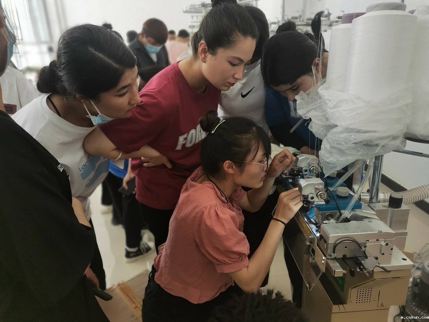 陈开梦同学操作缝头机接线.jpg 陈开梦同学操作缝头机接线.jpg